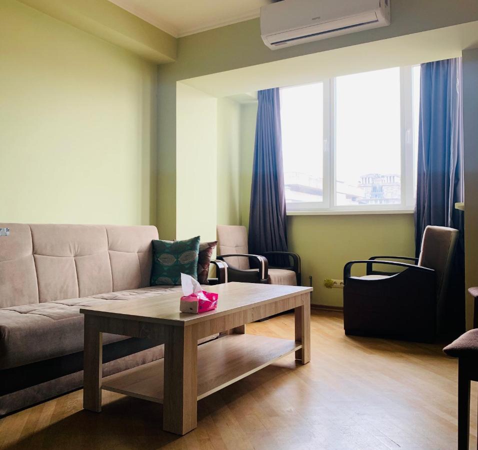 Cozy Apartment Near Republic Square Erevan Esterno foto